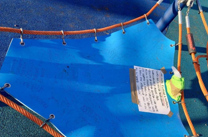 Bari, nipoti accusate ingiustamente di aver vandalizzato le giostrine, la nonna le ripulisce