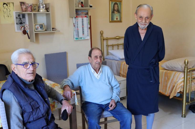 Taranto, la lotta dei tre anziani dopo lo sfratto: «Vogliamo solo una casa, non chiamateci abusivi»