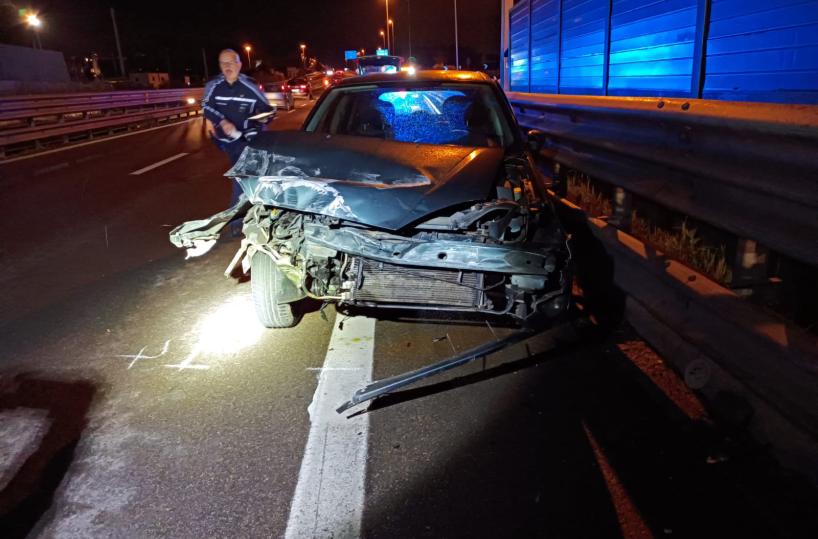 Matera, SS99 scontro tra due auto: una va a sbattere contro il guard rail