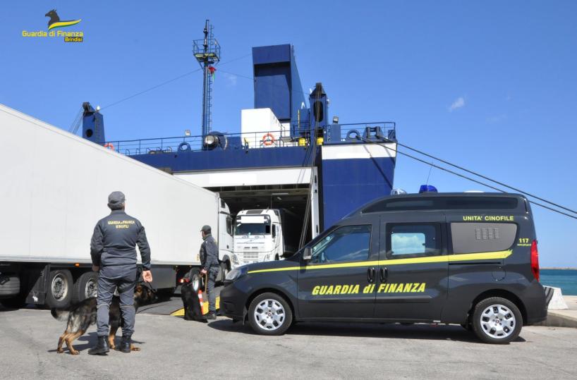 Brindisi, sequestrato un carico di scarpe Converse contraffatte, olre 18mila pezzi