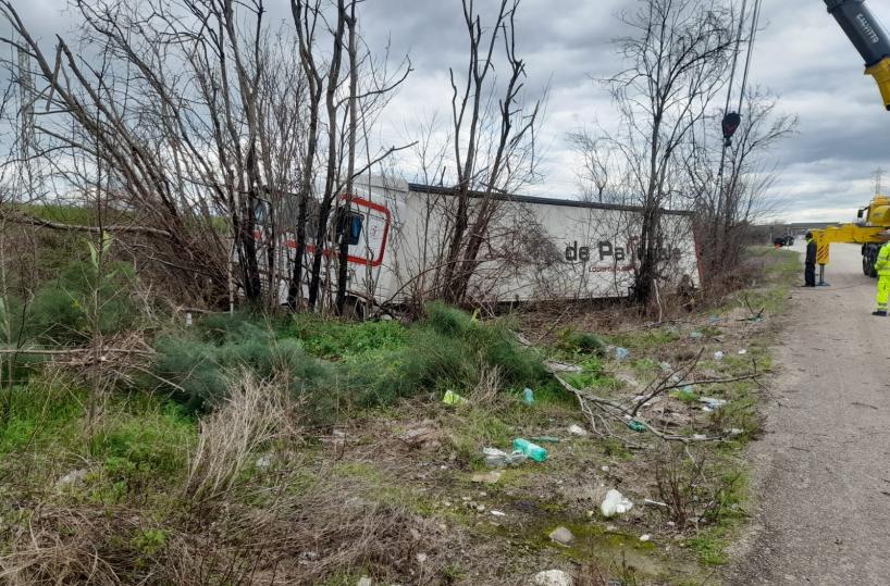 Foggia, tir esce fuori strada e si ribalta: nessun ferito