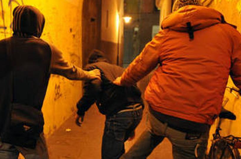 Calci e pugni al portiere rivale dopo la sconfitta: aggressione in differita a Bari Vecchia