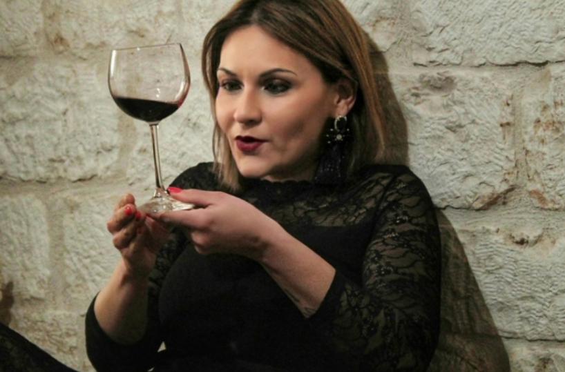 Artista salentina conquista la terra degli zar. La sua arte? Dipingere con il vino rosso