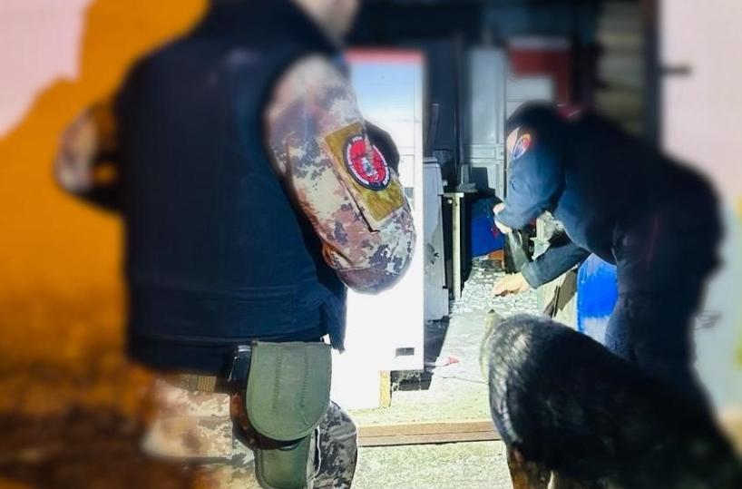 Spacciavano droga da una casa al primo piano, con due cani a fare la guardia: arrestati a Taranto