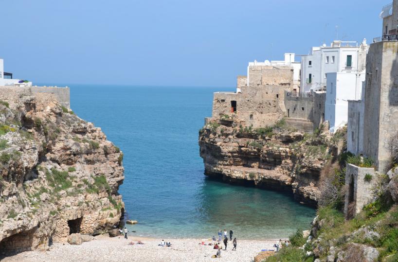 B&b e case vacanza abusivi nel sud-est barese: esplode il fenomeno turismo selvaggio