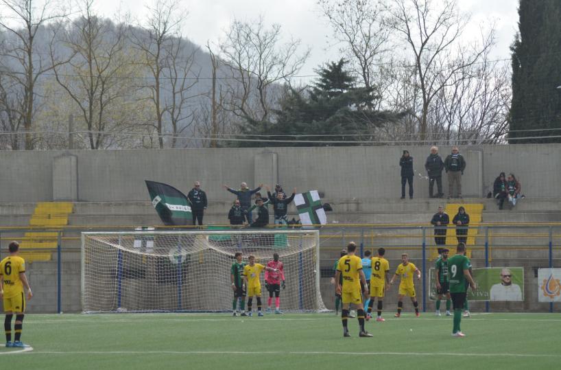 Incappucciati aggrediscono pullman del Bitonto Calcio: atleti strattonati e presi a schiaffi