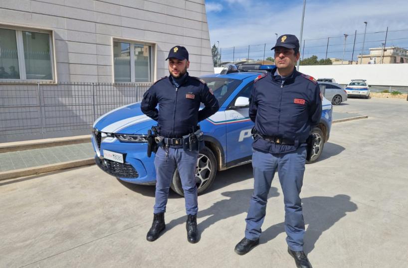 Andria, agenti salvano ragazzina da suicidio a scuola: «Così l'abbiamo convinta a non buttarsi giù»