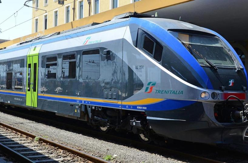 Tragedia sul treno Pescara-Roma: macchinista foggiano morto dopo malore. Linea bloccata