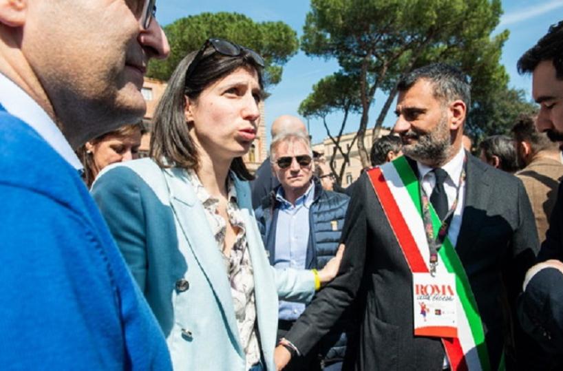 L'annuncio di Elly Schlein: «Alle Europee candidiamo Decaro, tra migliori sindaci»
