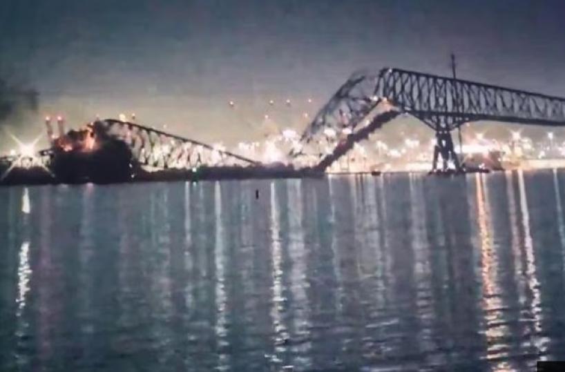 Usa, nave cargo «sperona» e fa crollare ponte a Baltimora: in acqua numerosi veicoli 