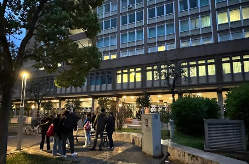 Bari, falso allarme bomba a Giurisprudenza: evacuato il palazzo, spostate le sedute di laurea