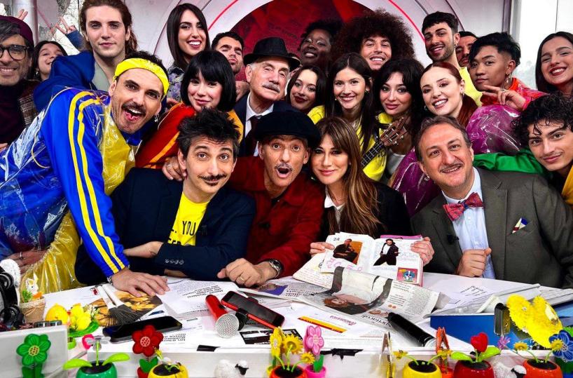 «Viva Rai 2», Fiorello sullo scandalo in Puglia: «Emiliano e Decaro amici, gli regala agendina con numeri dei boss»