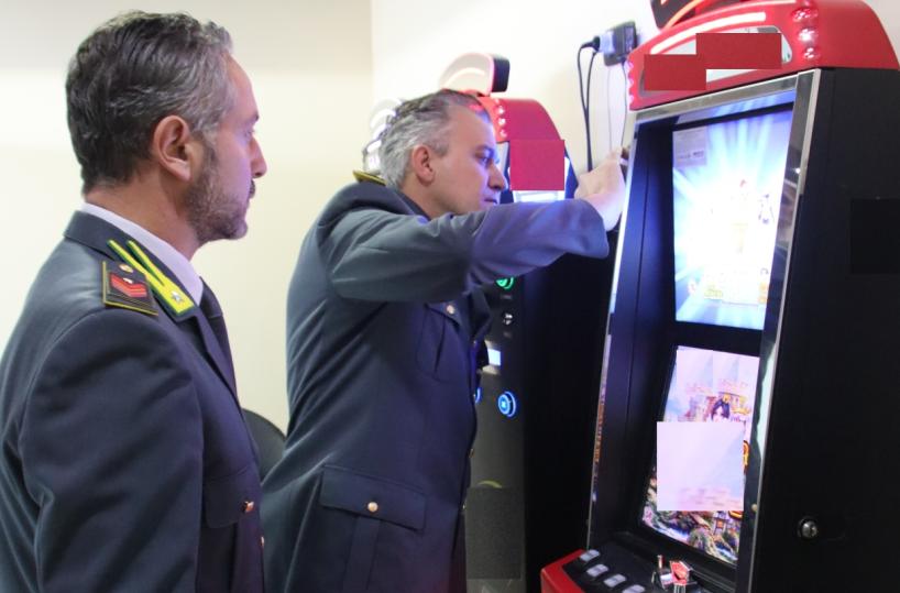 Taranto, slot machine illegali: evasione fiscale da tre milioni e sequestro di 11 apparecchi