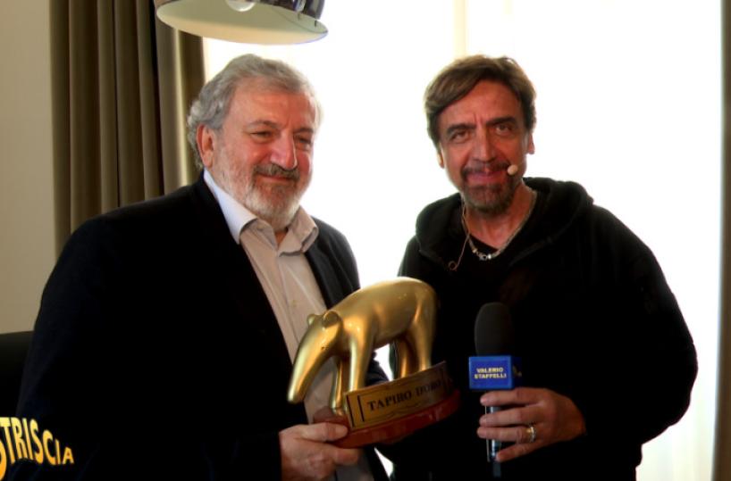 Caso Bari, a Michele Emiliano consegnato il tapiro d'oro di «Striscia la notizia»