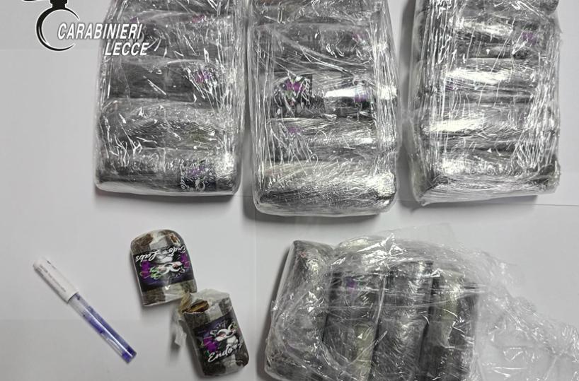 Lecce, in macchina con 2kg di hashish tenta di scappare per le vie del centro: arrestato