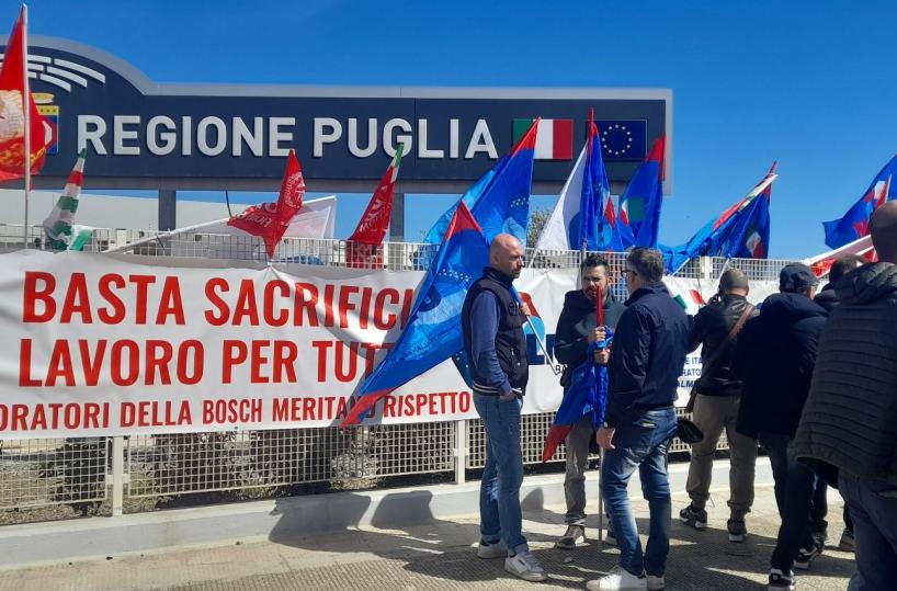 Bari, operai Bosch allo stremo: «Stipendio misero, arriviamo a malapena a metà mese»