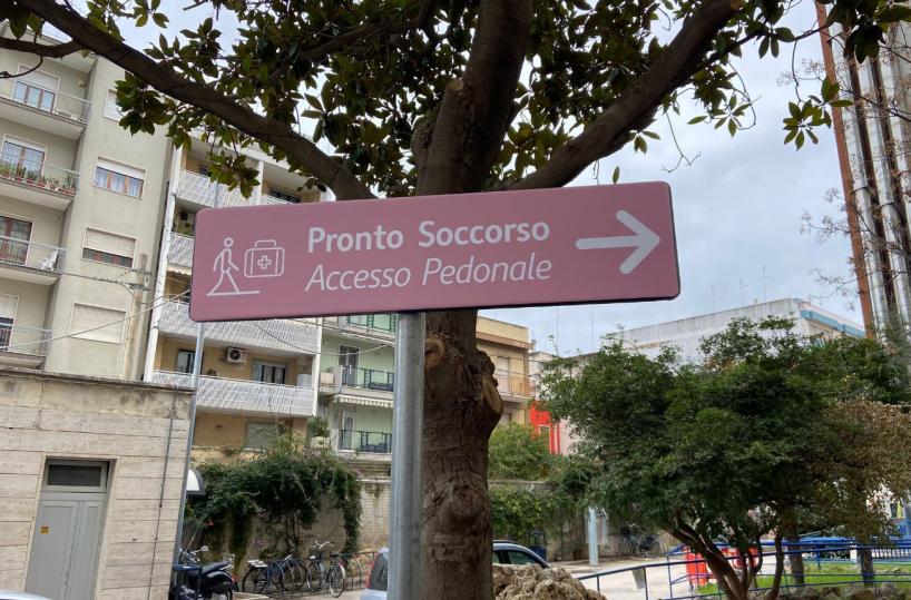 Non vuole restare in sala d'attesa: minaccia sanitari e prende a calci la porta, denunciato ad Andria
