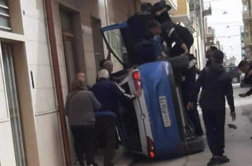 Inseguono auto che non si ferma all'alt: due agenti si ribaltano a Cerignola, feriti