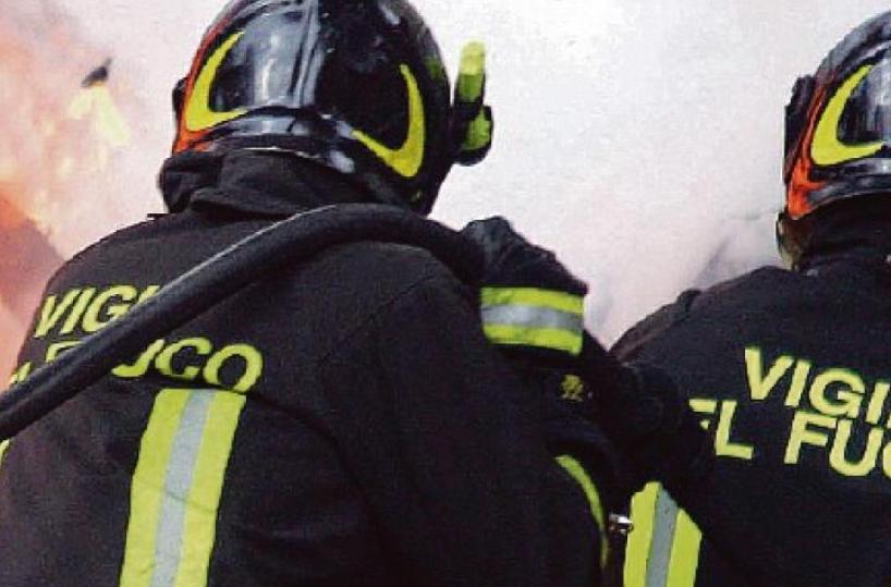 Torre Canne, incendio alimentato dal forte vento a ridosso delle case: spento dopo ore
