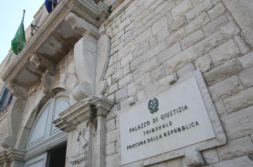 Versava acido  su auto e lucchetti: è un anziano lo stalker dei vicini di casa