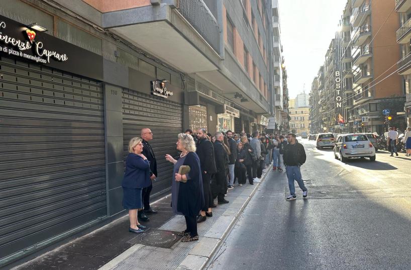 A Bari in centinaia in fila per la pizza gratis di Vincenzo Capuano
