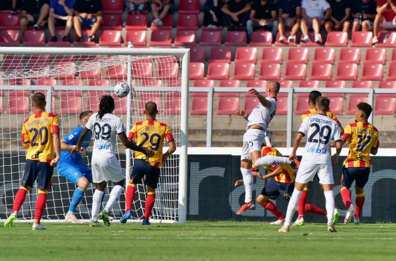 Picchiato a 15 anni perché indossa una sciarpa del Napoli: Daspo e denuncia per due ultras leccesi
