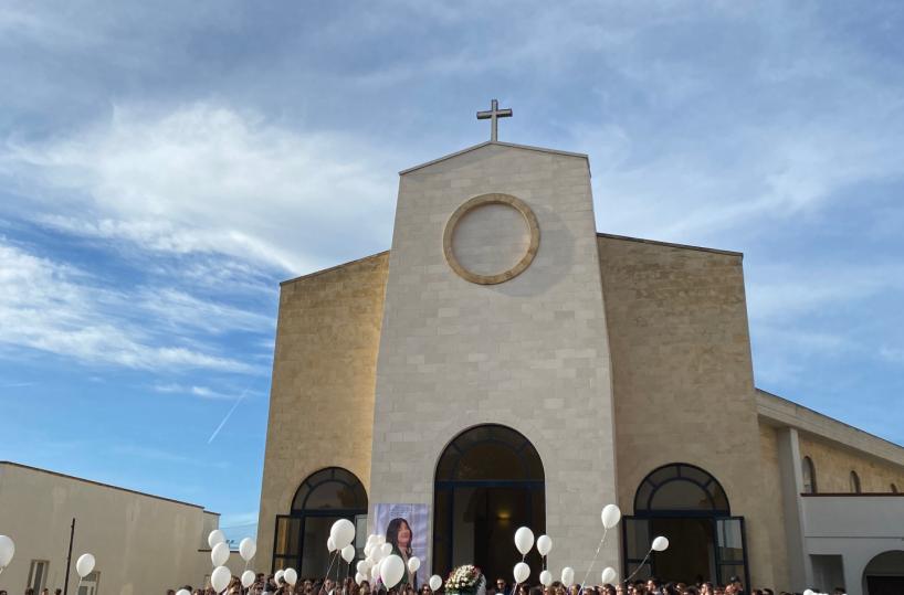 Tragedia di Mottola, l'ultimo saluto alla 17enne Carmelania