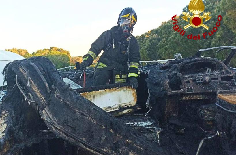 Gallipoli, barca in una rimessa data alle fiamme: si indaga