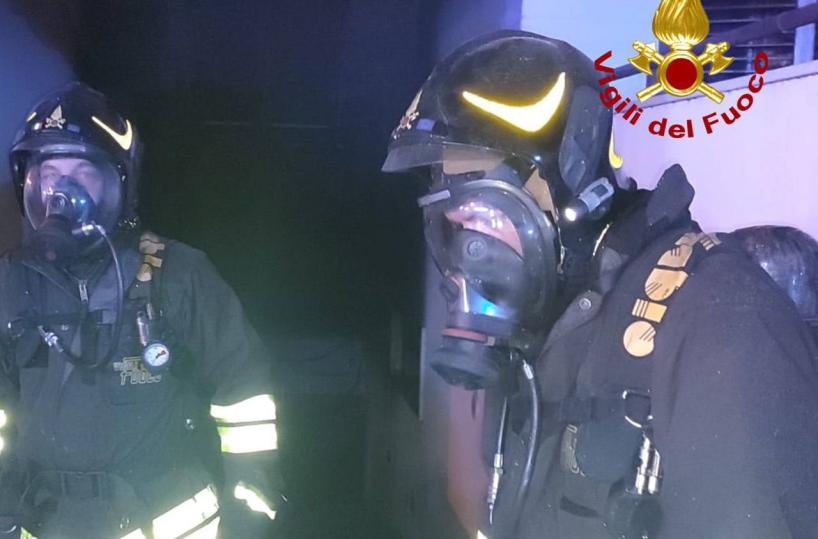 Brucia un garage a Nardò: palazzina di 5 piani inagibile, una persona intossicata