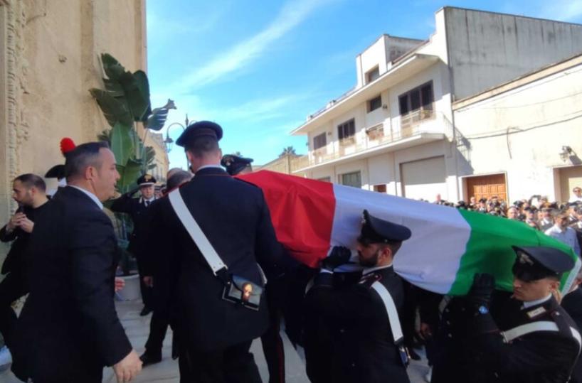 Bara avvolta nel tricolore: l'addio a Francesco Ferraro, uno dei due carabinieri dell'incidente nel Salernitano