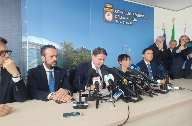 Conte: «Cinque Stelle fuori dalla giunta Emiliano per chiedere pulizia alla politica»