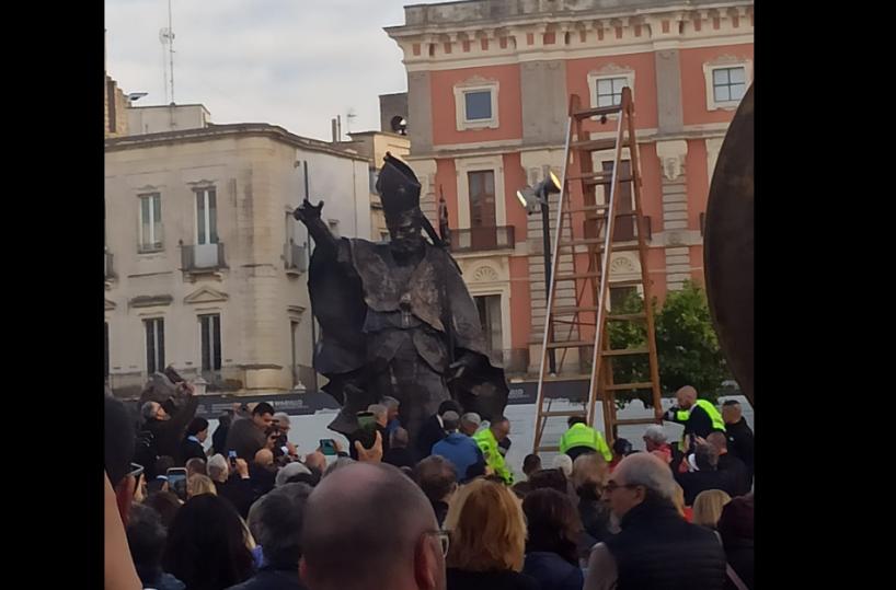 Grande festa a Lecce, la statua di Sant'Oronzo è tornata nella «sua» piazza