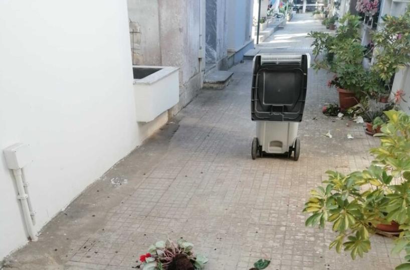 Taurisano, vandali in azione nel cimitero: portafiori a terra, danni a lapidi e cappelle