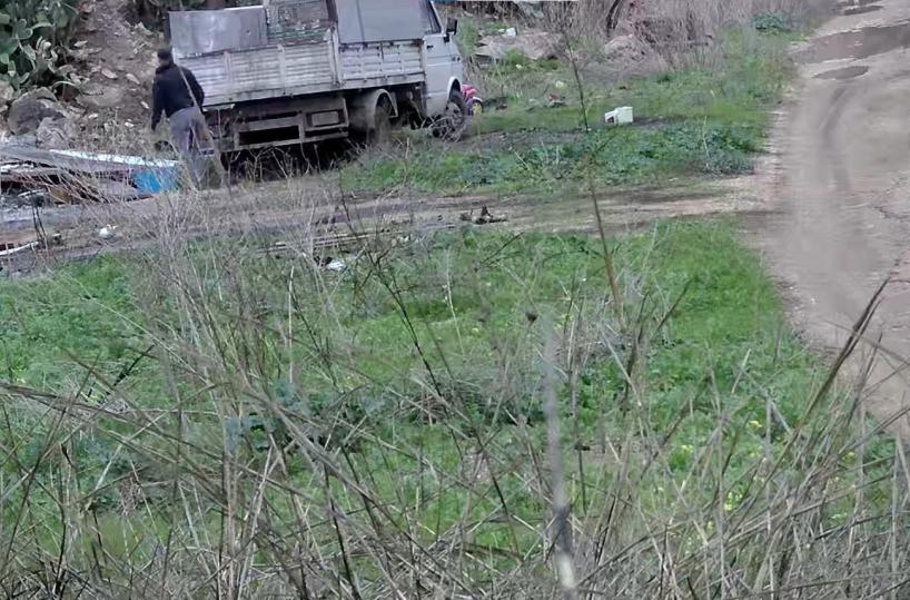 Accosta il furgone, si guarda intorno e abbandona rifiuti in campagna ad Andria: rischia multa di 10mila euro