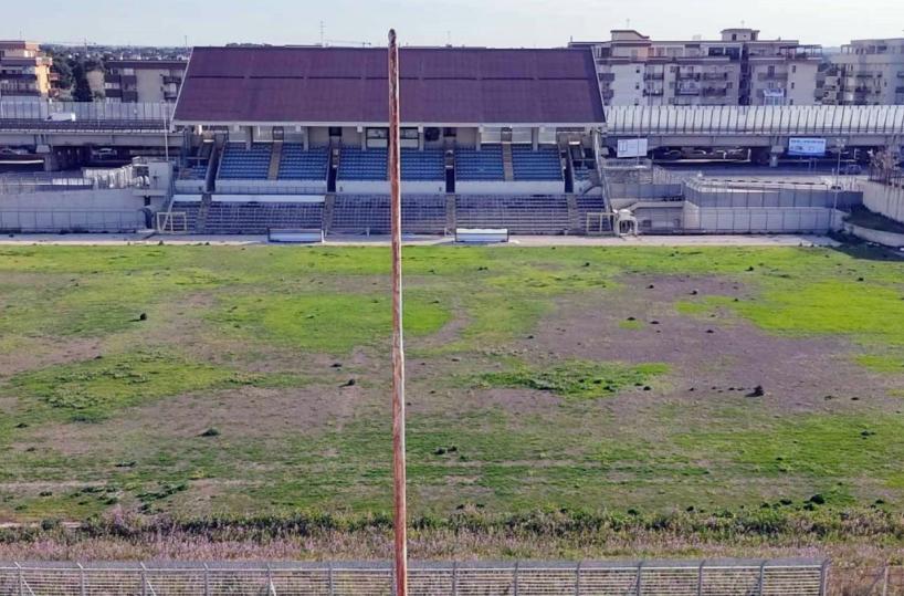Trani, la perizia dell’Arpa: il manto erboso dello stadio è stato avvelenato dolosamente