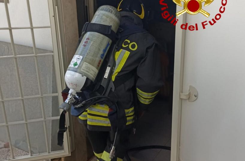 Casarano, scoppia incendio in un seminterrato: lievi ustioni per due anziani