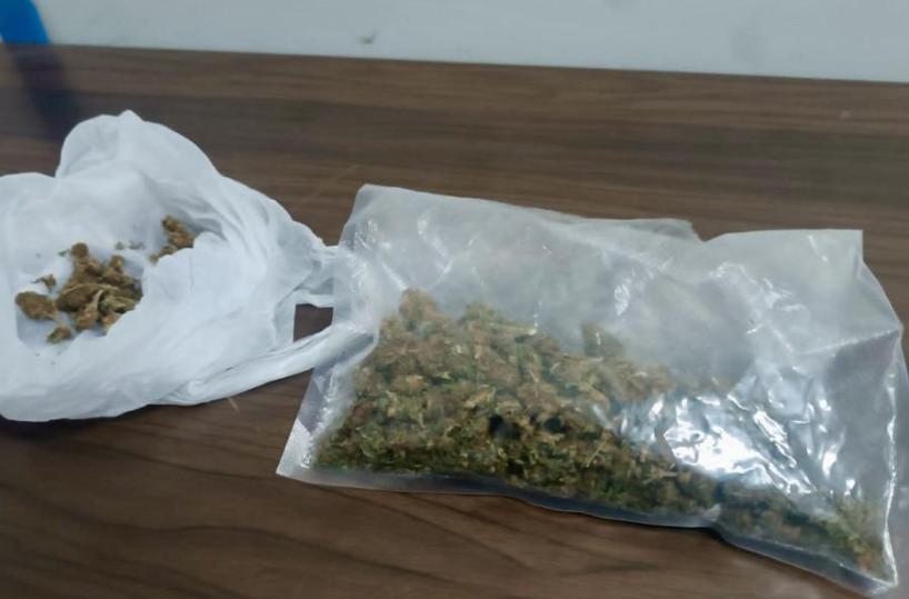 Lecce, fa a botte con un uomo per un posto sulla panchina, la polizia lo arresta con la droga addosso