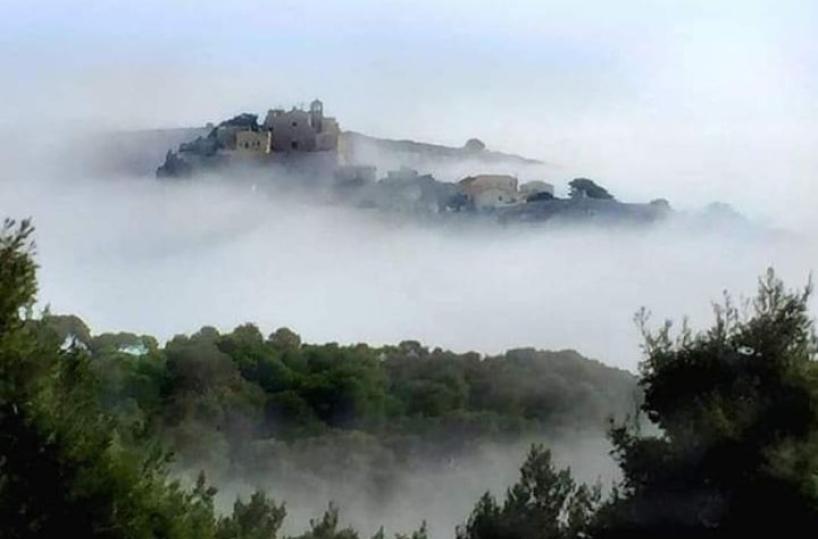 Tremiti, l'isola di San Nicola avvolta dalla nebbia: lo scatto è affascinante