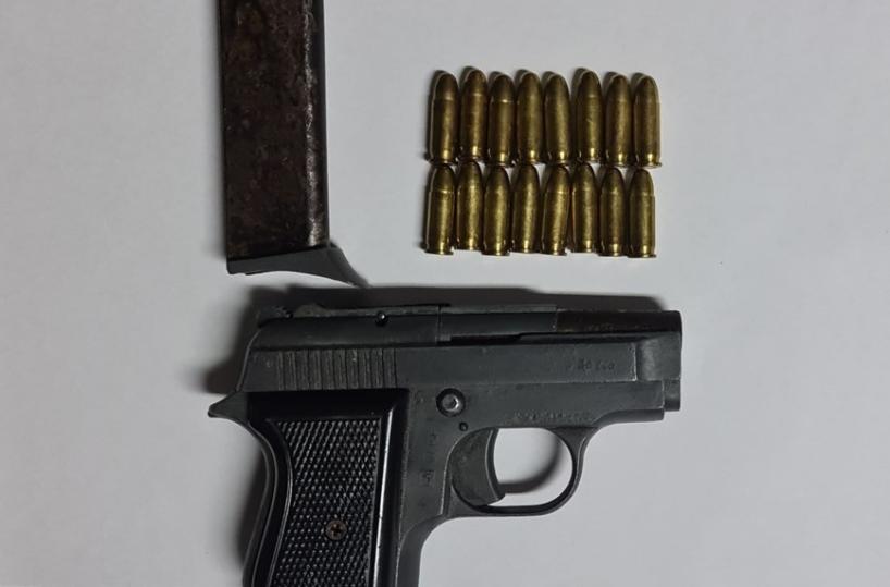 Taranto, custodiva una pistola clandestina ed alcuni mezzi rubati: arrestato 49enne