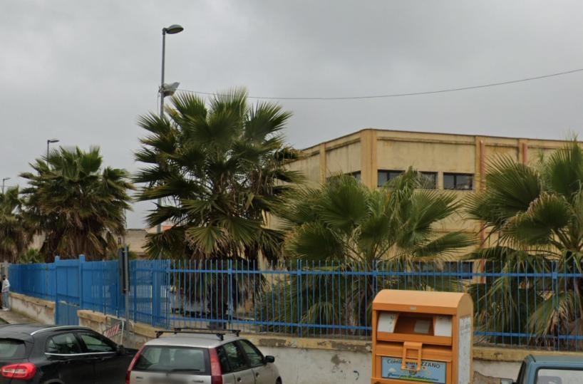 Paura a Lizzano: si staccano calcinacci dal tetto dell'aula magna a scuola, studenti e insegnanti illesi