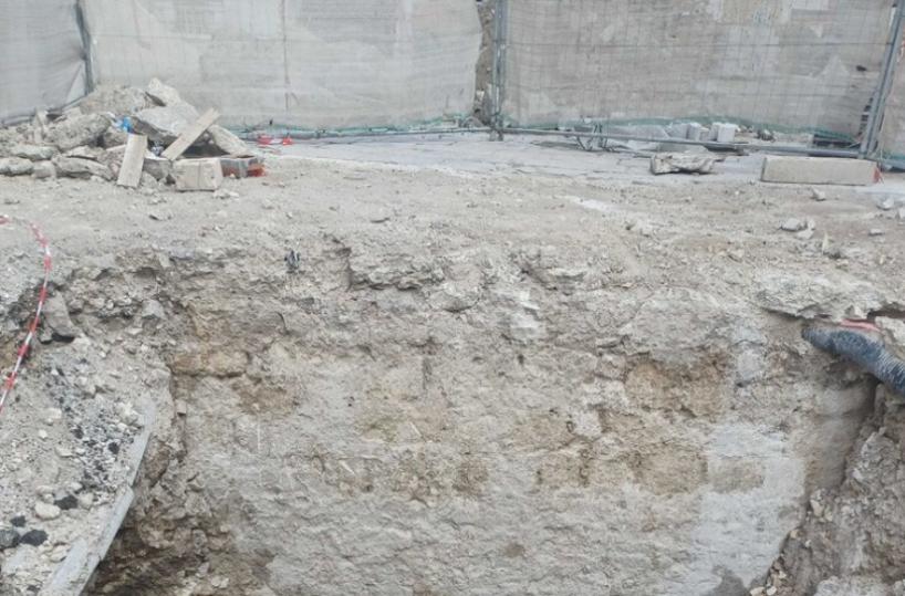 Vieste, gli scavi per lavori pubblici portano alla scoperta di antiche mura