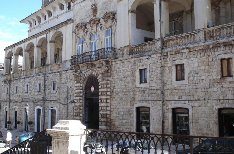 Muore precipitando dal terzo piano di Palazzo De Mari, la sede del municipio di Acquaviva