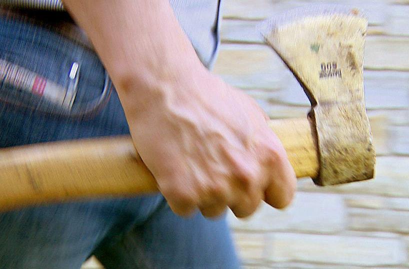 Serracapriola, lite per i terreni: due fratelli aggrediti a colpi d'ascia dal vicino