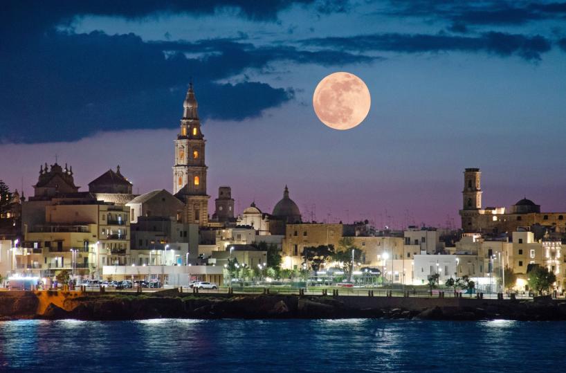 A Monopoli la Super Luna rosa illumina il mare: lo scatto è virale