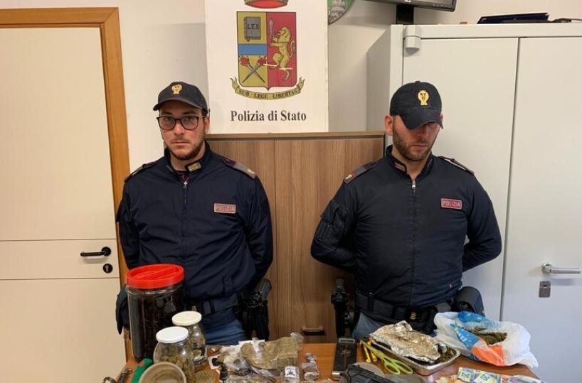 Il fratello lo denuncia per maltrattamenti, polizia interviene e trova droga e una pistola: arrestato 53enne a Canosa