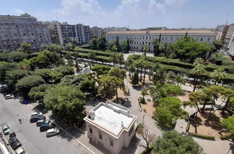 Bari, piazza Umberto «terra di nessuno»: il «branco» sempre a caccia di telefonini
