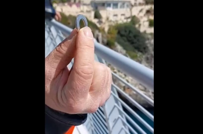 Ponte del Ciolo, motociclisti svitano bulloni dalla ringhiera: «Non è sicuro». La Provincia replica: «Procurato allarme»