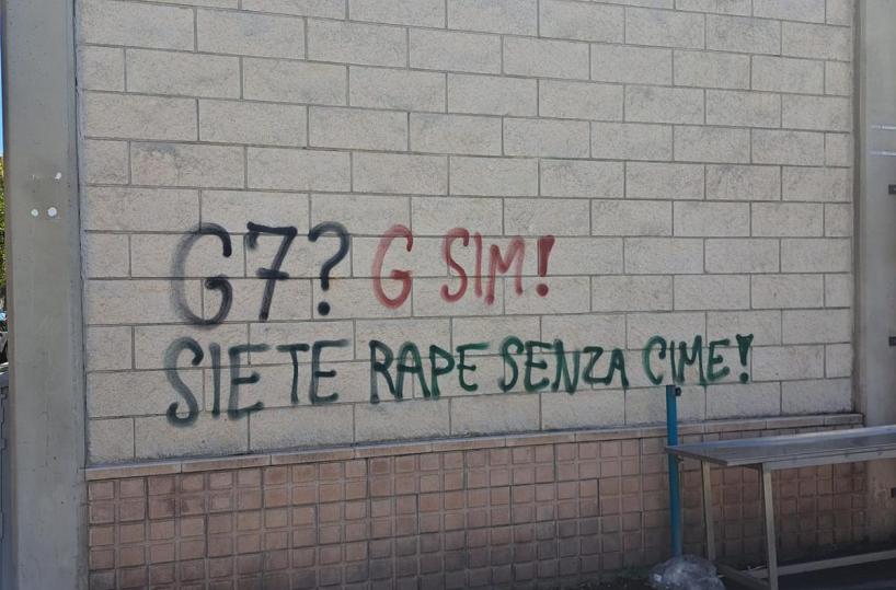 Bari, sui muri della città scritte contro il G7: la protesta degli anarchici