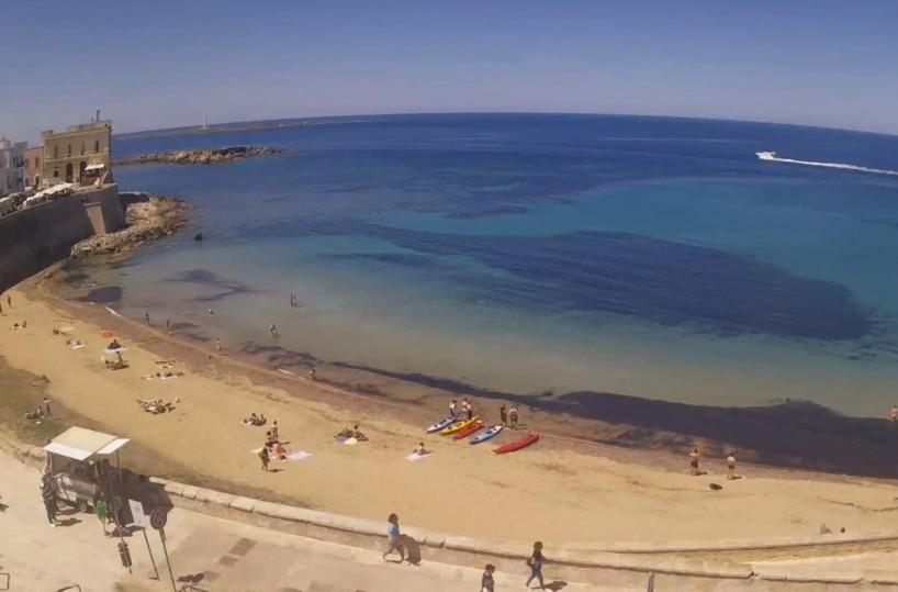 Voglia d&rsquo;estate, nel Salento ecco i primi bagni, ma i turisti scelgono i centri storici