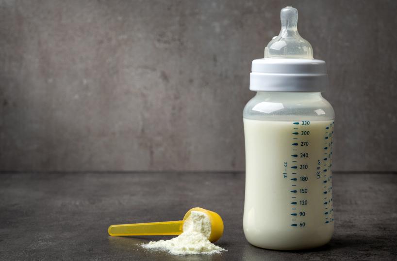 Latte nel biberon diluito col vino al posto dell'acqua: bimbo di 4 mesi grave in ospedale a Bari